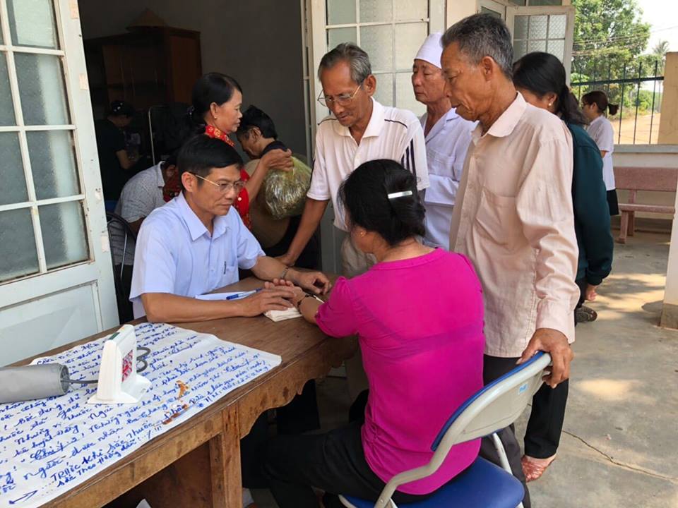Hội Đông y tỉnh khám và cấp thuốc miễn phí cho người cao tuổi huyện Ea Súp