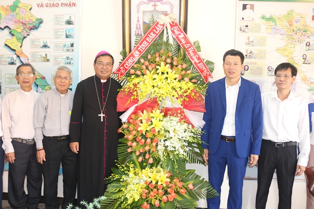 Công an tỉnh Đắk Lắk thăm và chúc mừng các tổ chức tôn giáo nhân lễ phục sinh