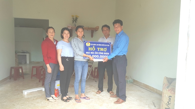 LĐLĐ  huyện Ea H'Leo thăm tặng quà và bàn giao nhà 