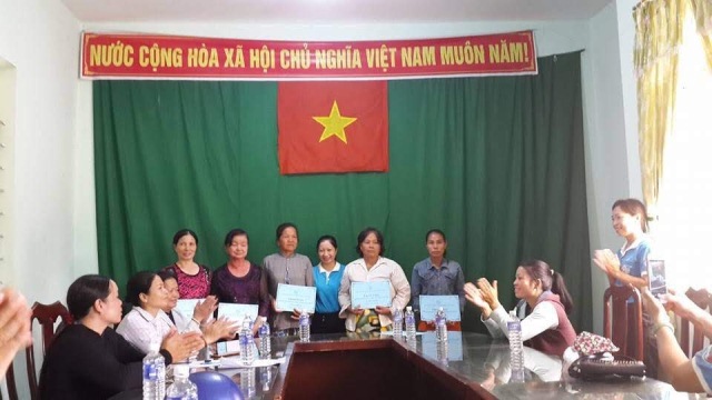 Trao vốn hỗ trợ cho hội viên, phụ nữ nghèo khởi nghiệp