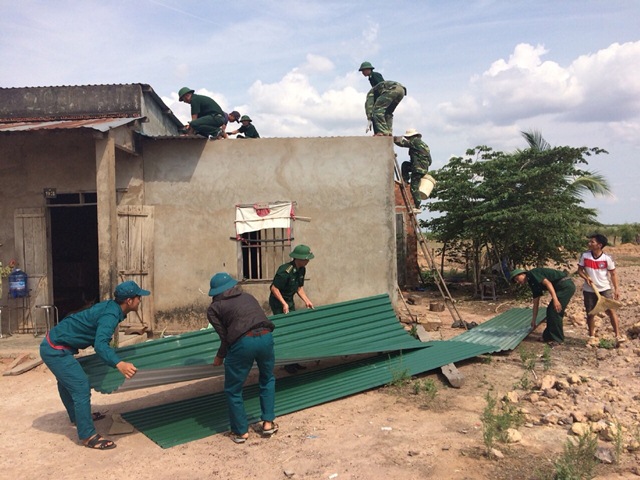 Đồn Biên phòng Ia Rvê giúp dân khắc phục hậu quả thiên tai