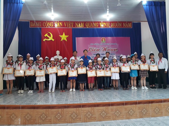 Huyện M’Đrắk: Liên hoan “Chiến sỹ nhỏ Điện Biên” và “Thiếu nhi các dân tộc thiểu số vượt khó học giỏi” năm học 2018- 2019