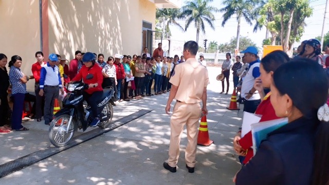 Hội LHPN huyện Krông Ana phát động “Phụ nữ hành động vì an toàn cho hành khách và người đi xe mô tô, xe gắn máy” năm 2019.