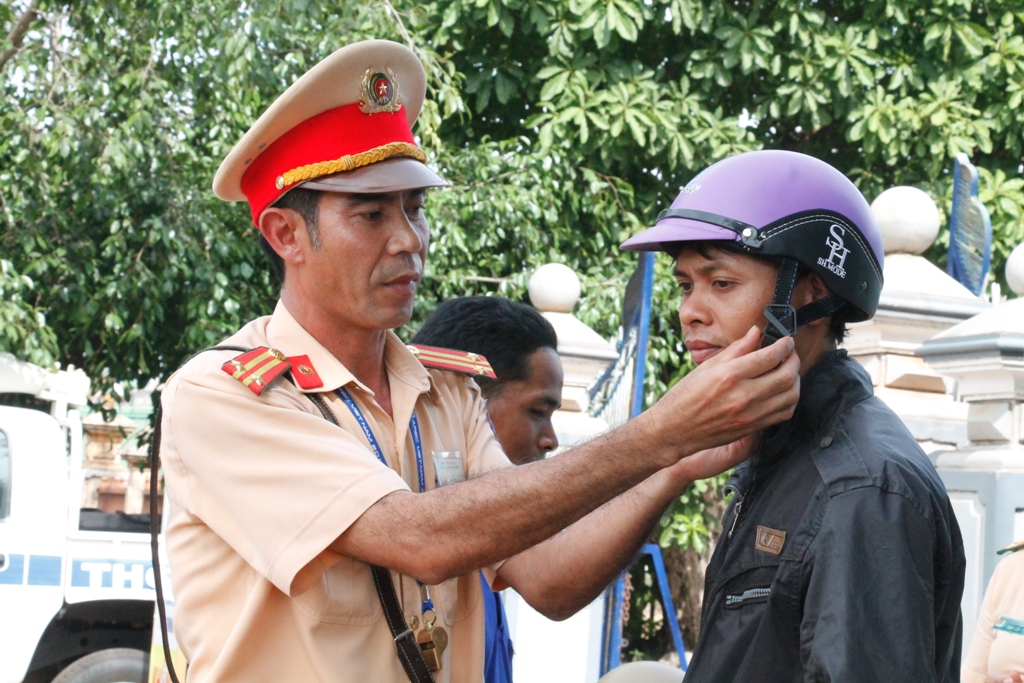 Tuyên truyền Luật Giao thông đường bộ và tặng mũ bảo hiểm cho người dân trên tuyến Quốc lộ 14