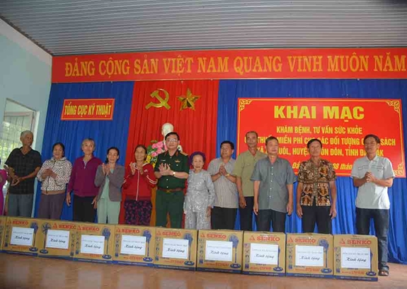 Tổng cục Kỹ thuật trao 40 suất quà và khám bệnh cho đối tượng chính sách tại xã Ea Nuôl huyện Buôn Đôn