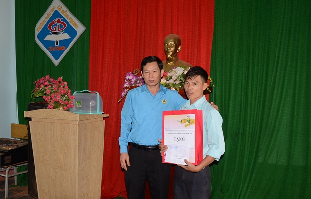 Tặng 20 suất quà cho công nhân viên chức lao động có hoàn cảnh đặc biệt khó khăn