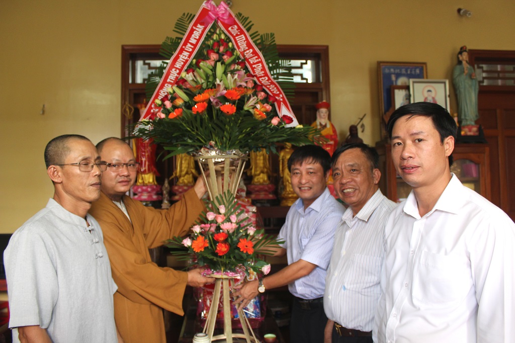 Lãnh đạo Huyện ủy M’Đrắk thăm, chúc mừng chùa Khánh Sơn