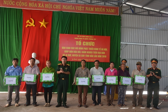 Bàn giao mô hình phát triển kinh tế cho 16 hộ nghèo huyện biên giới Ea Súp