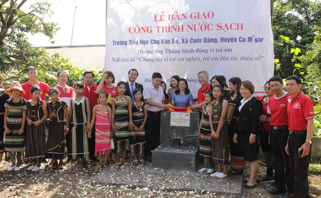 Lễ bàn giao công trình giếng khoan nước sinh hoạt sạch tại tỉnh Đắk Lắk