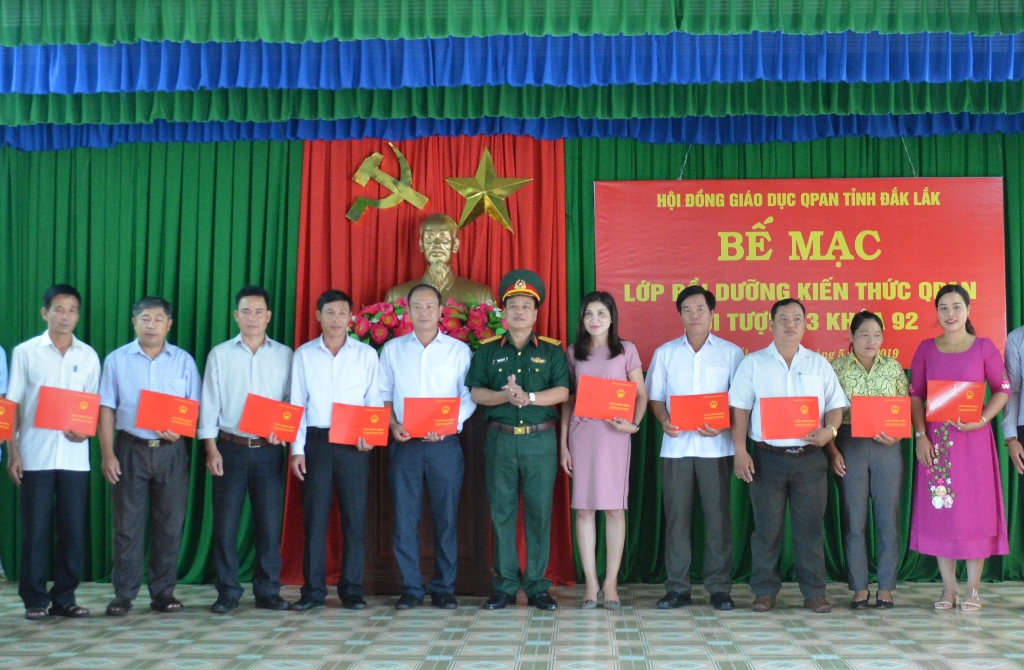 Bế mạc Lớp bồi dưỡng kiến thức quốc phòng an ninh đối tượng 3, khóa 92