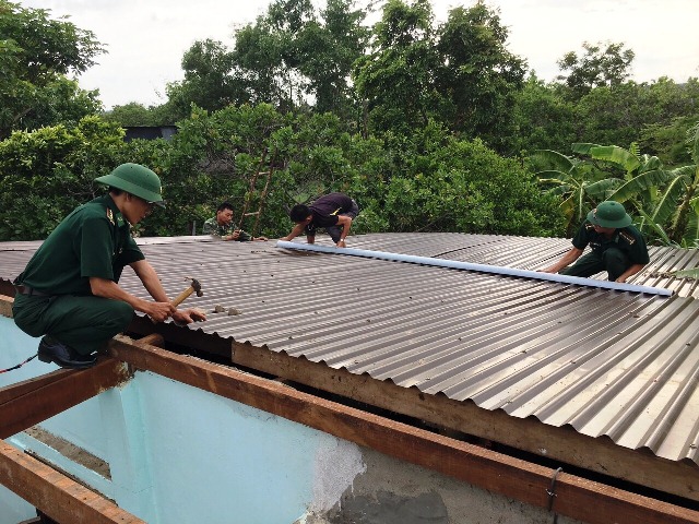 Đồn Biên phòng Ia Rvê giúp dân khắc phục hậu quả thiên tai