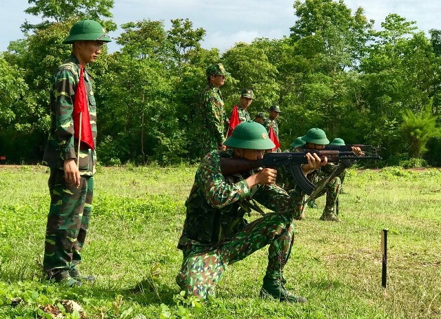 Tiểu đoàn HL- CĐ:  Kiểm tra thực hành 3 tiếng nổ cho chiến sĩ mới