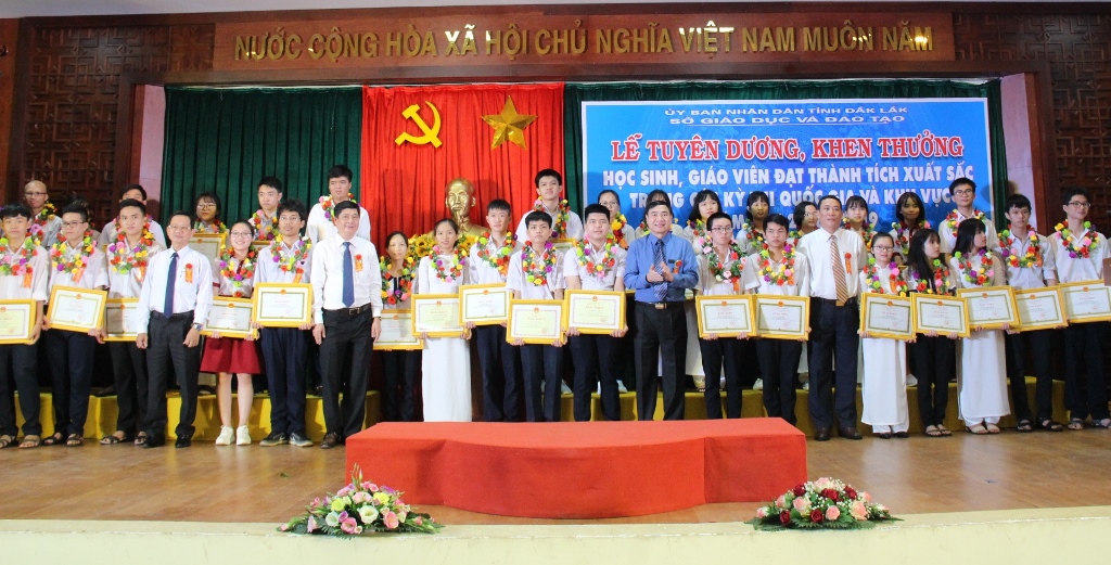 Tuyên dương giáo viên và học sinh đạt thành tích xuất sắc trong các kỳ thi học sinh giỏi Quốc gia, khu vực năm học 2018 - 2019