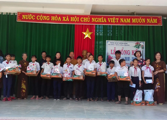 Tặng quà cho học sinh nghèo tại Trường THCS Hòa Phong huyện Krông Bông