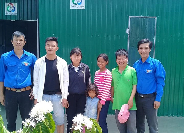 Tặng nhà “Vòng tay yêu thương”