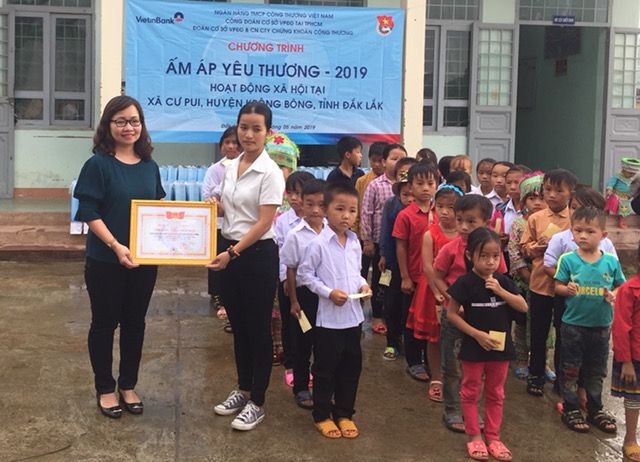 Chương trình “Ấm áp yêu thương” tại xã Cư Pui, huyện Krông Bông