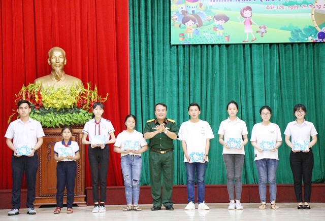 Bộ Chỉ huy Quân sự tỉnh: Gặp mặt biểu dương, khen thưởng các cháu học sinh đạt thành tích xuất sắc trong năm học 2018 - 2019