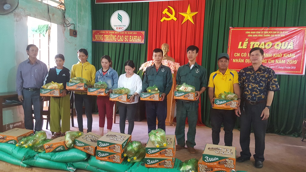 Công đoàn cao su Ea H'Leo trao 126 suất quà cho công nhân có hoàn cảnh khó khăn