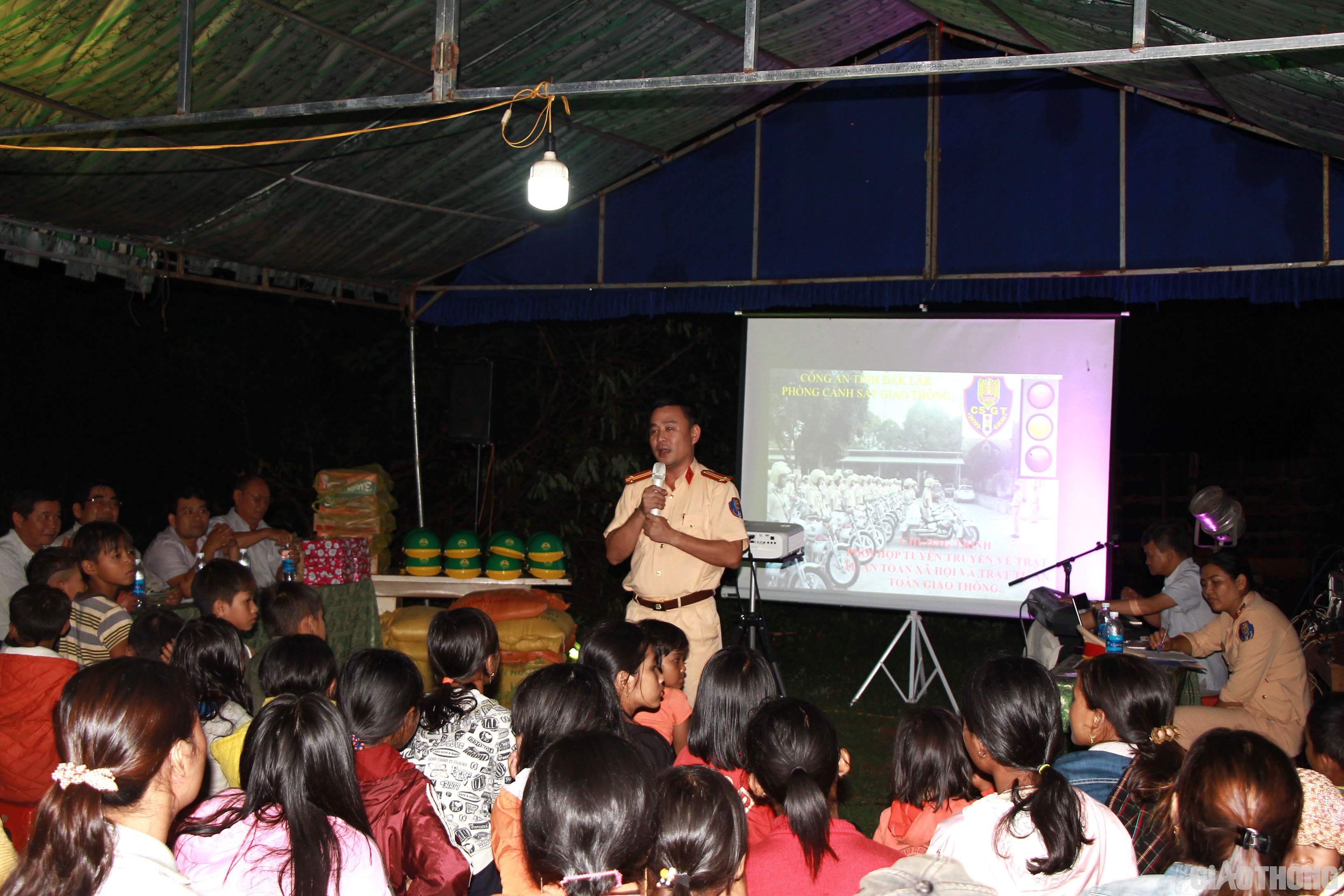 Phòng CSGT Công an tỉnh Đắk Lắk tuyên truyền cho người dân trên các tuyến quốc lộ huyện Krông Pắk
