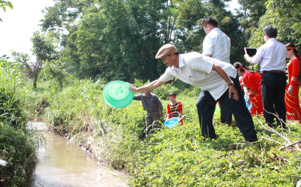 Thả gần 2.000 con cá giống hưởng ứng Ngày Môi trường thế giới năm 2019