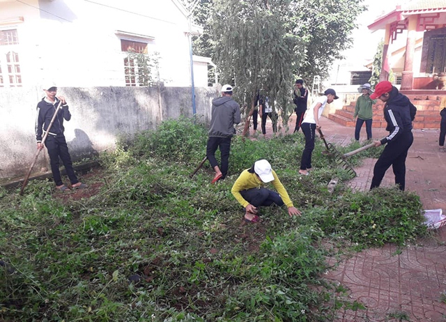 Huyện Krông Bông đã đồng loạt ra quân vệ sinh môi trường.