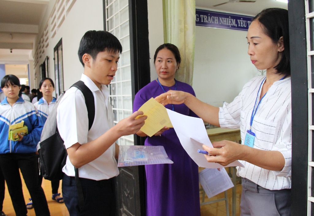 Gần 2.000 thí sinh thi tuyển vào lớp 10 Trường THPT Chuyên Nguyễn Du và Dân tộc nội trú Nơ Trang Lơng năm học 2019-2020