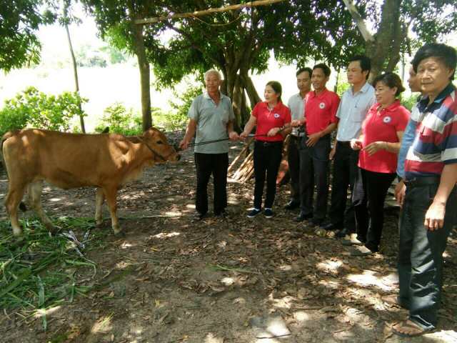 Hội Chữ thập đỏ huyện M’Đrắk: Tặng quà cho các gia đình có hoàn cảnh khó khăn