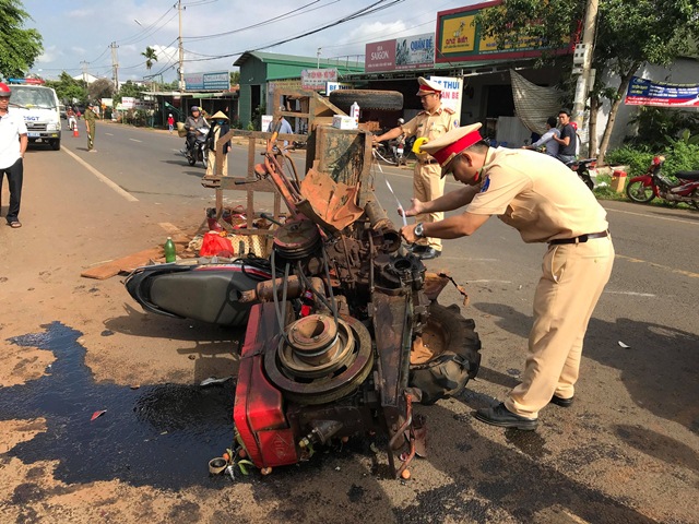 Tai nạn giữa xe máy cày và xe máy trên đường Hồ Chí Minh khiến 10 người bị thương