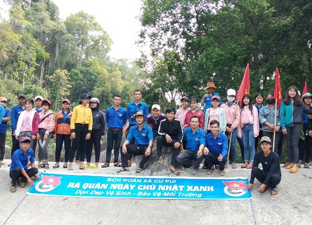 Chung tay giữ gìn môi trường trong lành cho thác Đăk Tuôr