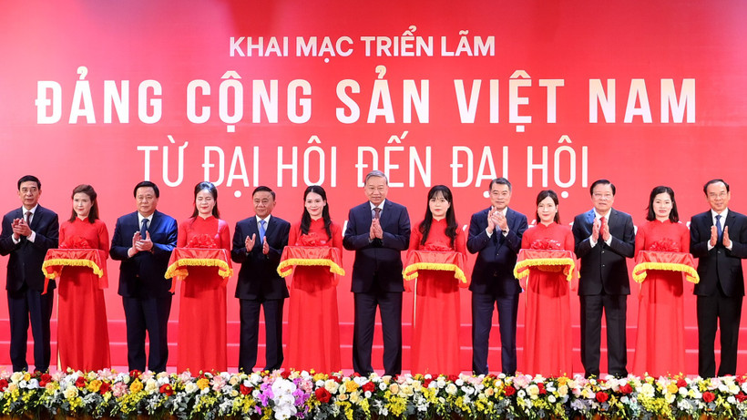 Khai mạc Triển lãm “Đảng Cộng sản Việt Nam - từ Đại hội đến Đại hội”