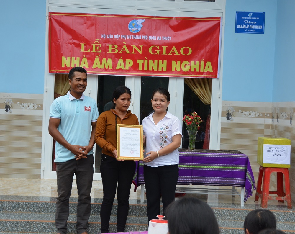 Hội LHPN thành phố Buôn Ma Thuột: Bàn giao nhà Ấm áp tình nghĩa tại buôn Ênao A, xã EaTu.