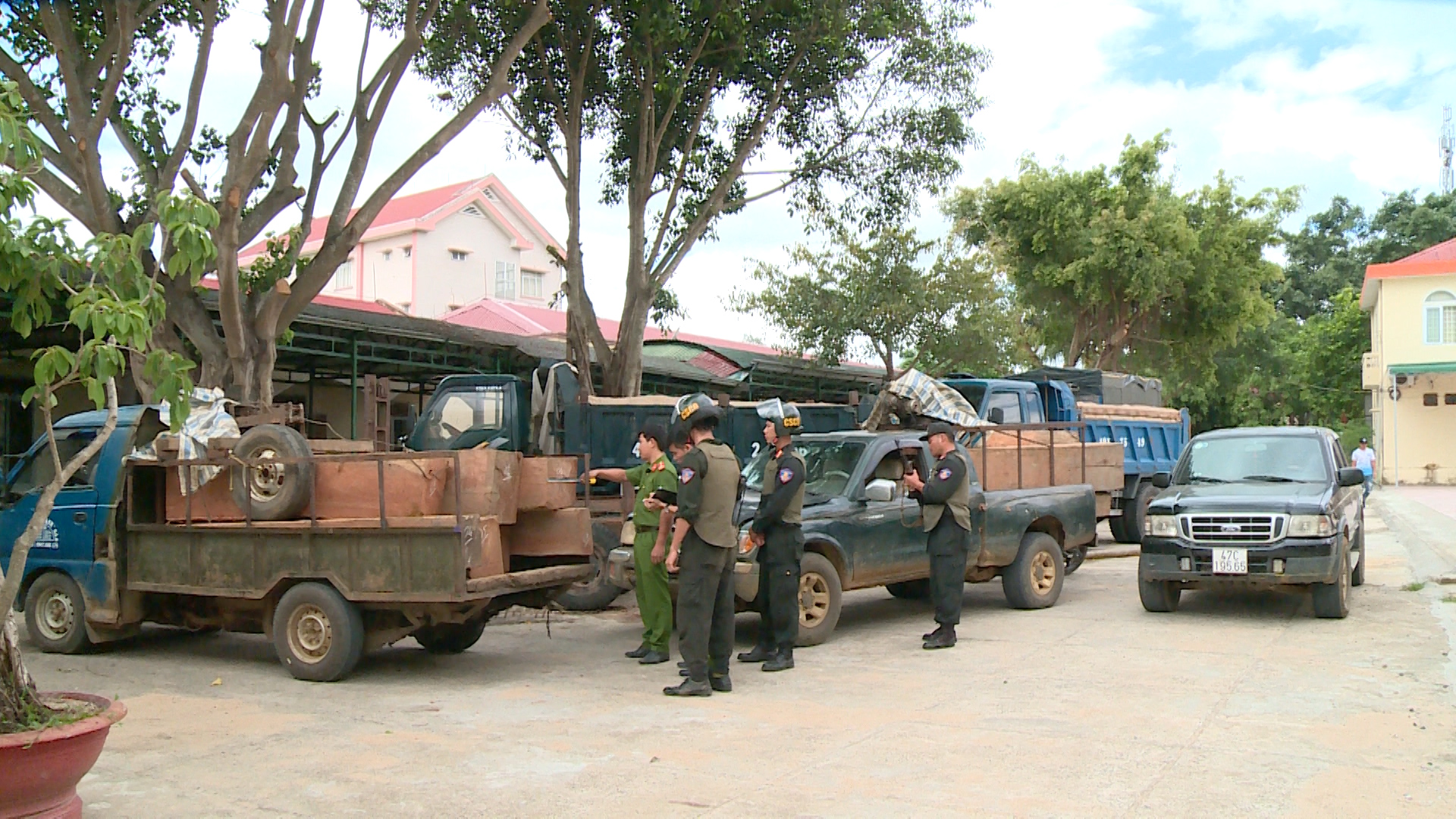 Nổ súng vây bắt nhóm đối tượng vận chuyển gỗ trái phép
