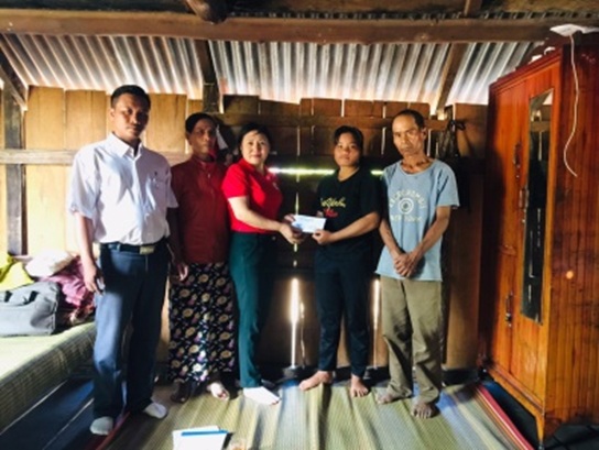 Hội chữ thập đỏ huyện M'Đrắk: Trao hỗ trợ cho học sinh nghèo.