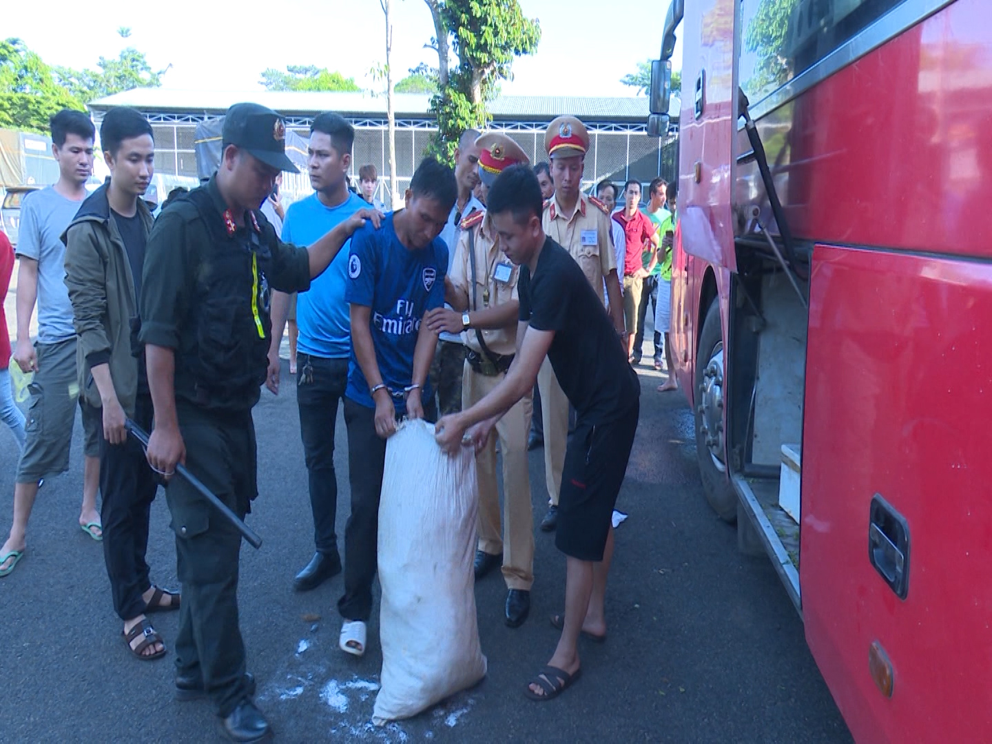 Phát hiện 1 bánh heroin và 30 viên ma túy tổng hợp trên xe khách