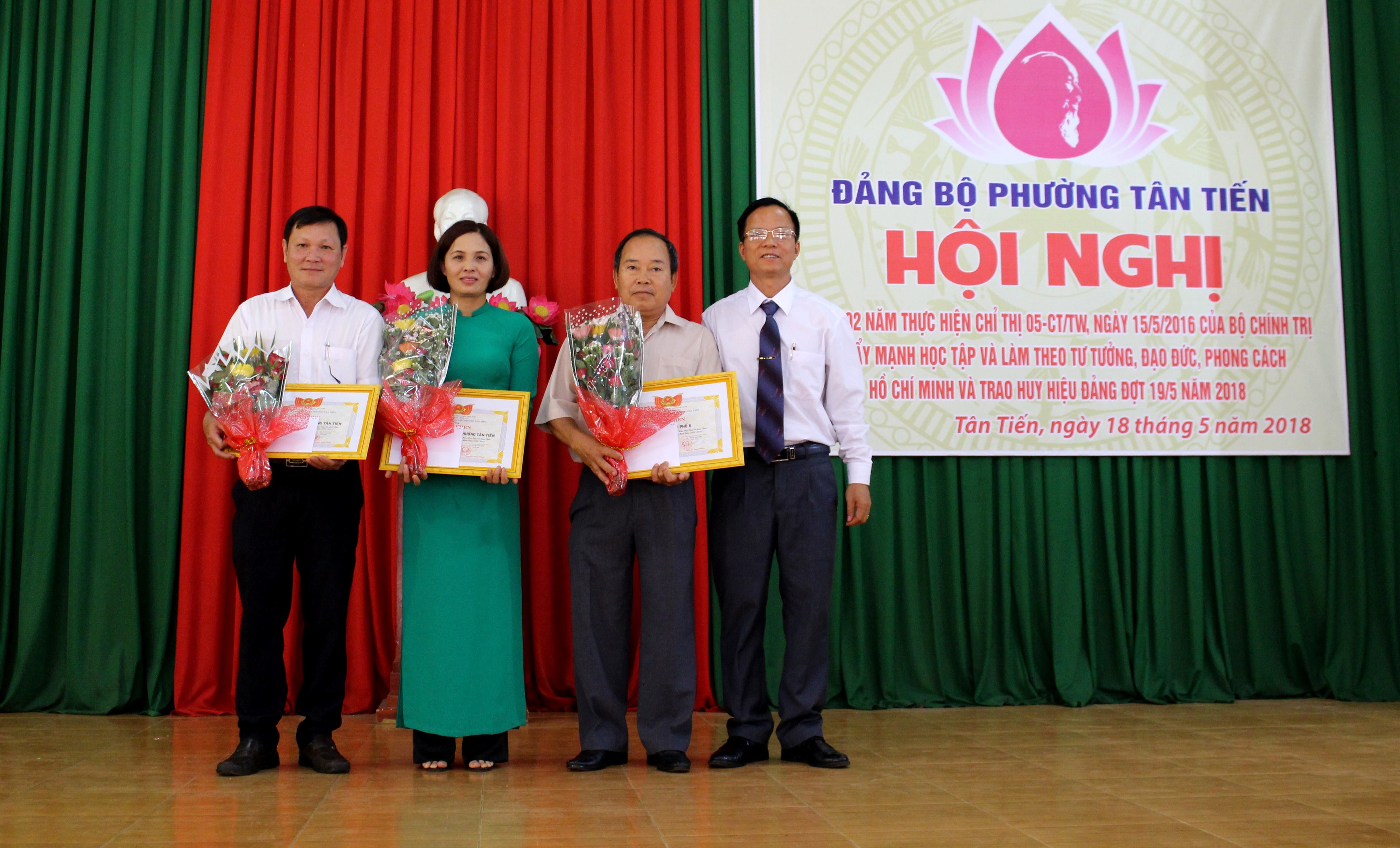 Triển lãm sách, ảnh tư liệu “Đắk Lắk - 50 năm thực hiện Di chúc của Chủ tịch Hồ Chí Minh”