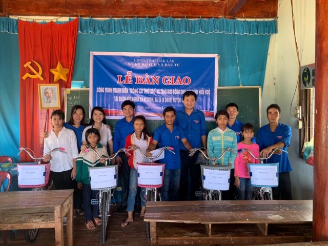 Bàn giao công trình thanh niên “Trồng cây nhớ Bác” và trao tặng học bổng cho học sinh nghèo hiếu học huyện Cư M’gar