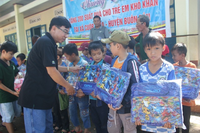 Trao 200 suất quà cho học sinh nghèo xã Cuôr Knia huyện Buôn Đôn