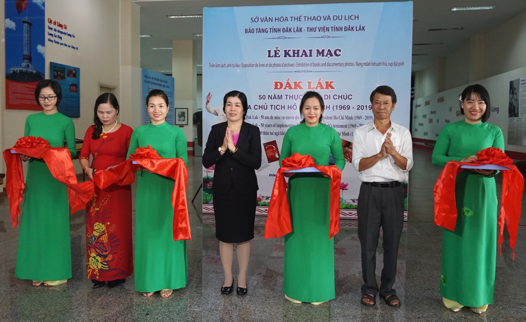 Khai mạc Triển lãm sách, ảnh tư liệu “Đắk Lắk: 50 năm thực hiện Di chúc của Chủ tịch Hồ Chí Minh” (1969-2019)