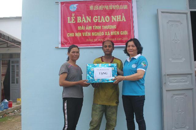 Trao nhà Mái ấm tình thương cho phụ nữ nghèo vùng biên giới