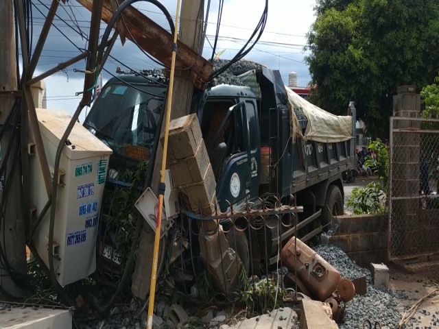 Tai nạn giao thông 2 người tử vong, 600 hộ dân mất điện