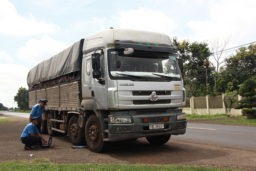 Thanh tra giao thông xử phạt 181 phương tiện vi phạm về tải trọng