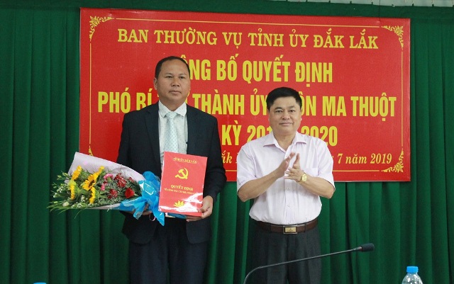 Ban Thường vụ Thành ủy Buôn Ma Thuột công bố quyết định chuẩn y chức danh Phó Bí thư Thành ủy nhiệm kỳ 2015 – 2020.
