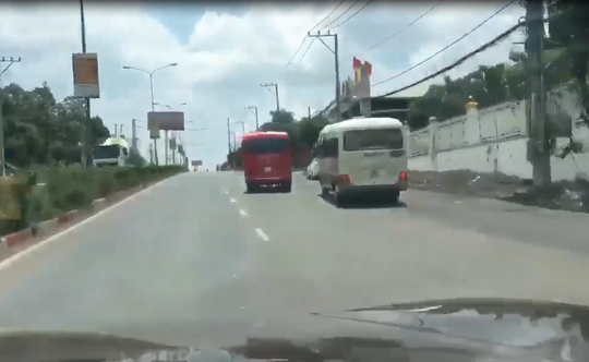 Tước giấy phép lái xe 3 tháng, phạt tiền 2 tài xế lái xe khách rượt nhau trên đường
