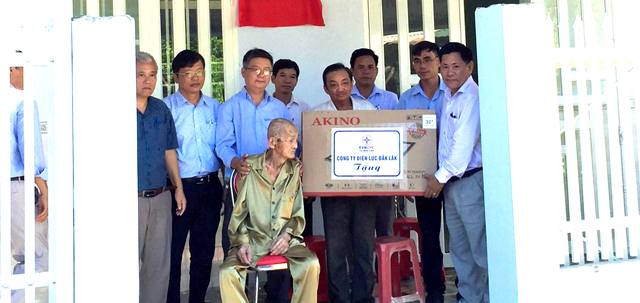 Tổng Công ty Điện lực miền Trung tặng năm ngôi nhà tình nghĩa cho gia đình chính sách