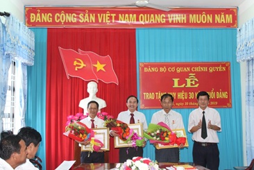 Trao Huy hiệu 30 năm tuổi Đảng cho 3 đảng viên