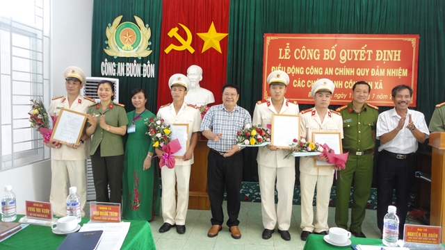 Buôn Đôn công bố Quyết định điều động Công an chính quy đảm nhiệm các chức danh Công an xã