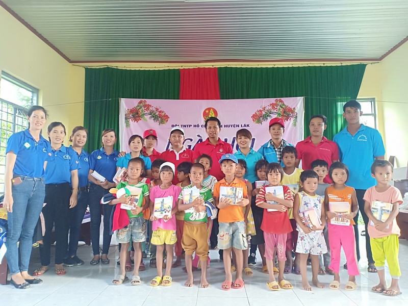 Ngày hội Hoa phượng đỏ cho thiếu nhi có hoàn cảnh khó khăn tại huyện Lắk