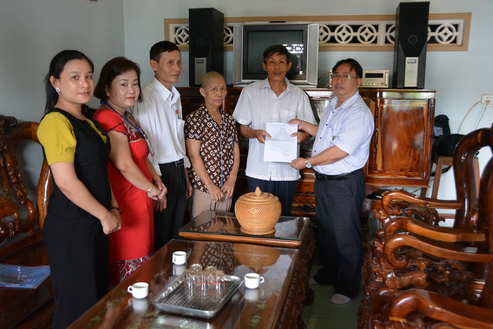 Thành ủy Buôn Ma Thuột trao hỗ trợ cho 18 đảng viên có hoàn cảnh khó khăn