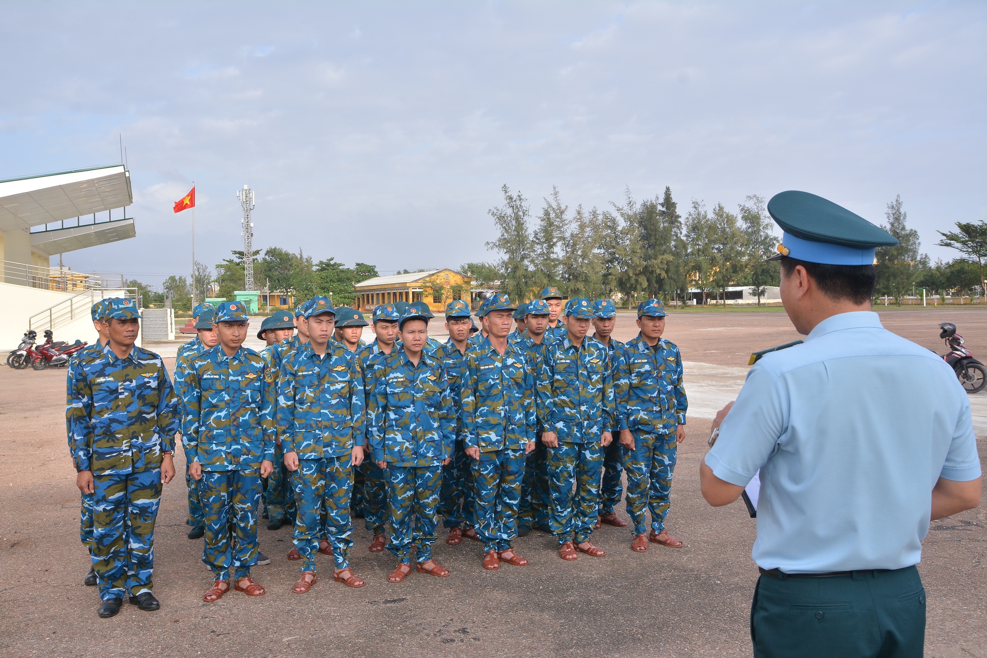 Trung đoàn 910 thần tốc thực hiện 'Chiến dịch Quang Trung', mang mái ấm đến với bà con vùng lũ