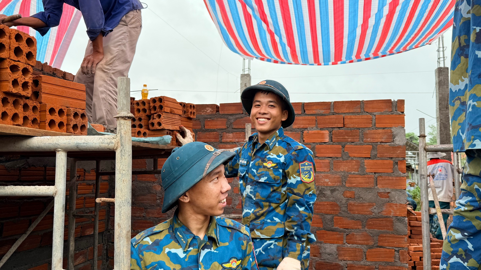 Trên công trường, hình ảnh cán bộ, chiến sĩ miệt mài làm việc từ sáng sớm đến chiều muộn đã trở nên quen thuộc với người dân địa phương